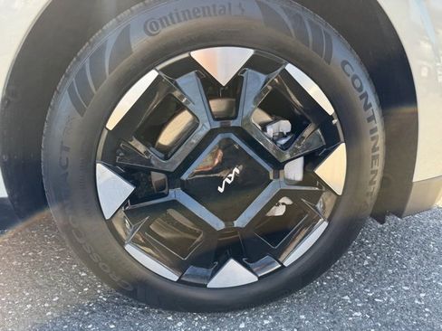 Certified 2025 Kia Carnival EX image 16