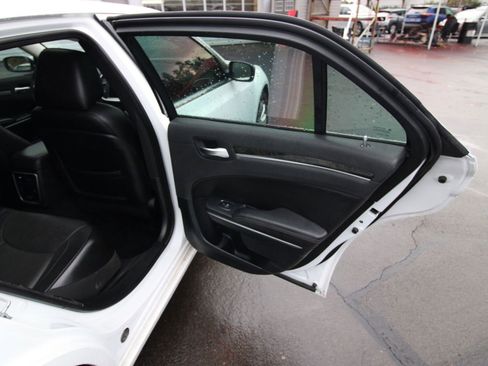 Used 2018 Chrysler 300 Limited image 18