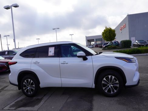 Used 2022 Toyota Highlander XLE image 4