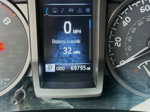 Used 2018 Toyota Tacoma TRD Sport image 8