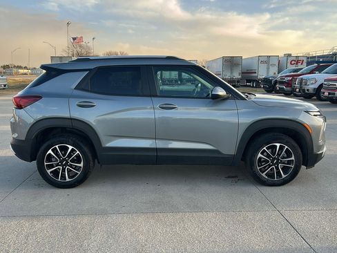 Used 2025 Chevrolet TrailBlazer LT w/ Driver Confidence Package image 7