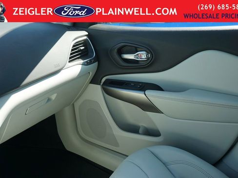 Used 2021 Jeep Cherokee Latitude Plus AWD/4WD image 31