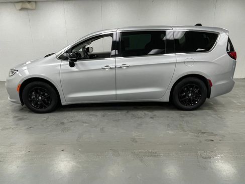 Used 2024 Chrysler Pacifica Touring-L image 2