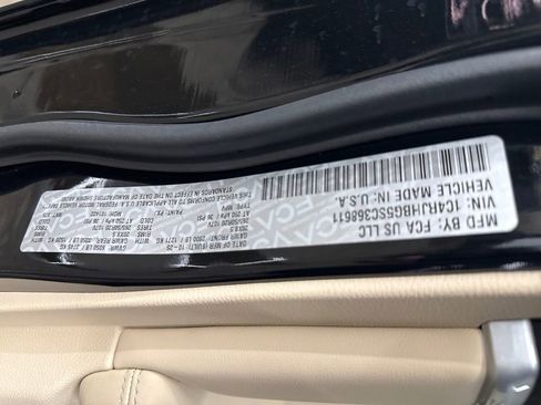 New 2025 Jeep Grand Cherokee Limited w/ Black Appearance Package image 30