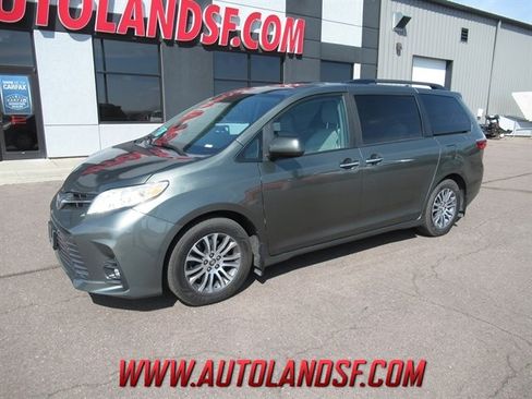 Used 2020 Toyota Sienna XLE Premium FWD image 1