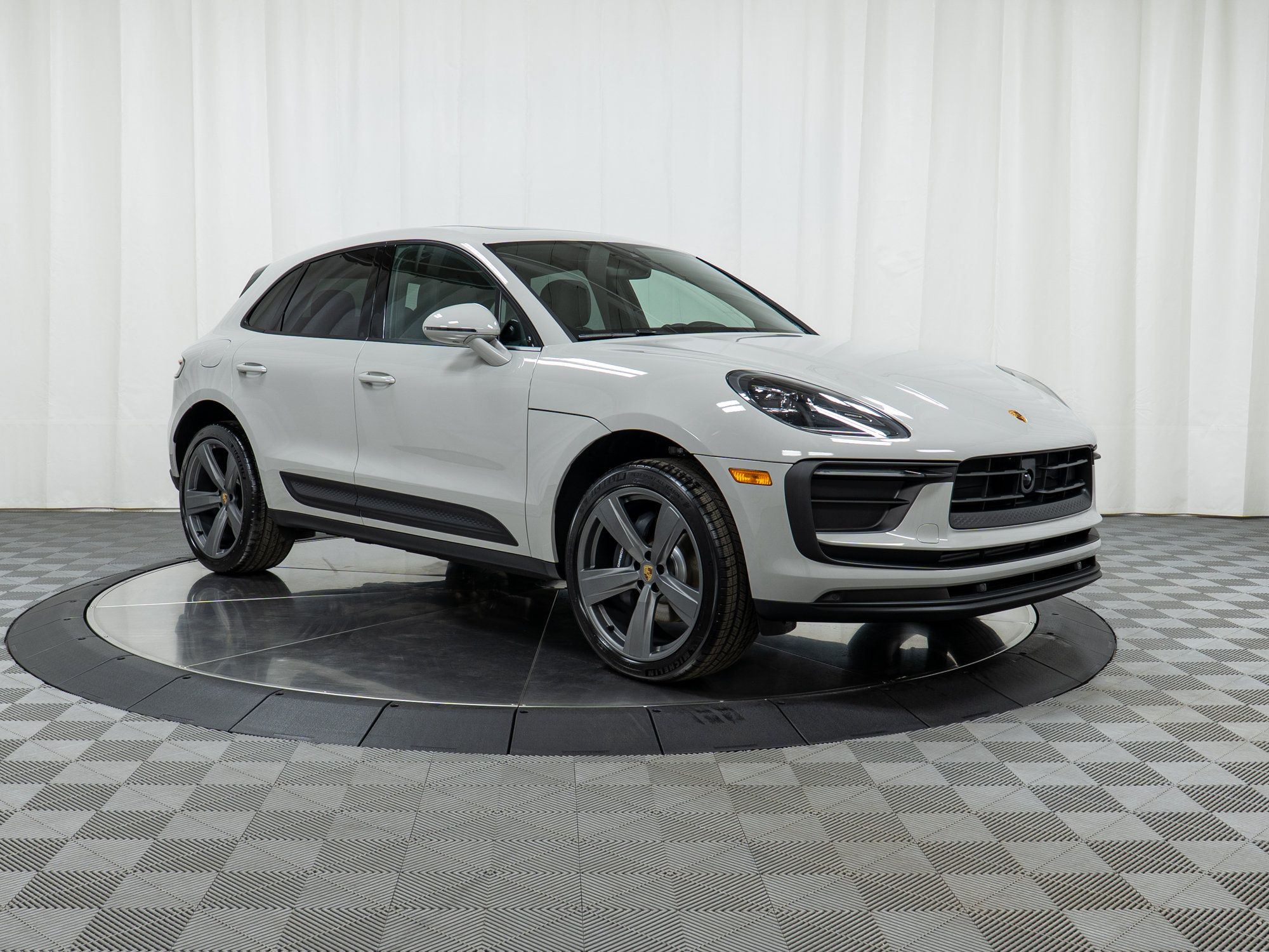 Certified 2025 Porsche Macan AWD/4WD image 9