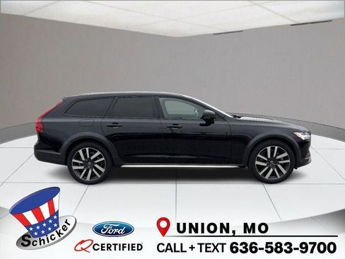 Used 2021 Volvo V90 T6 Cross Country image 1