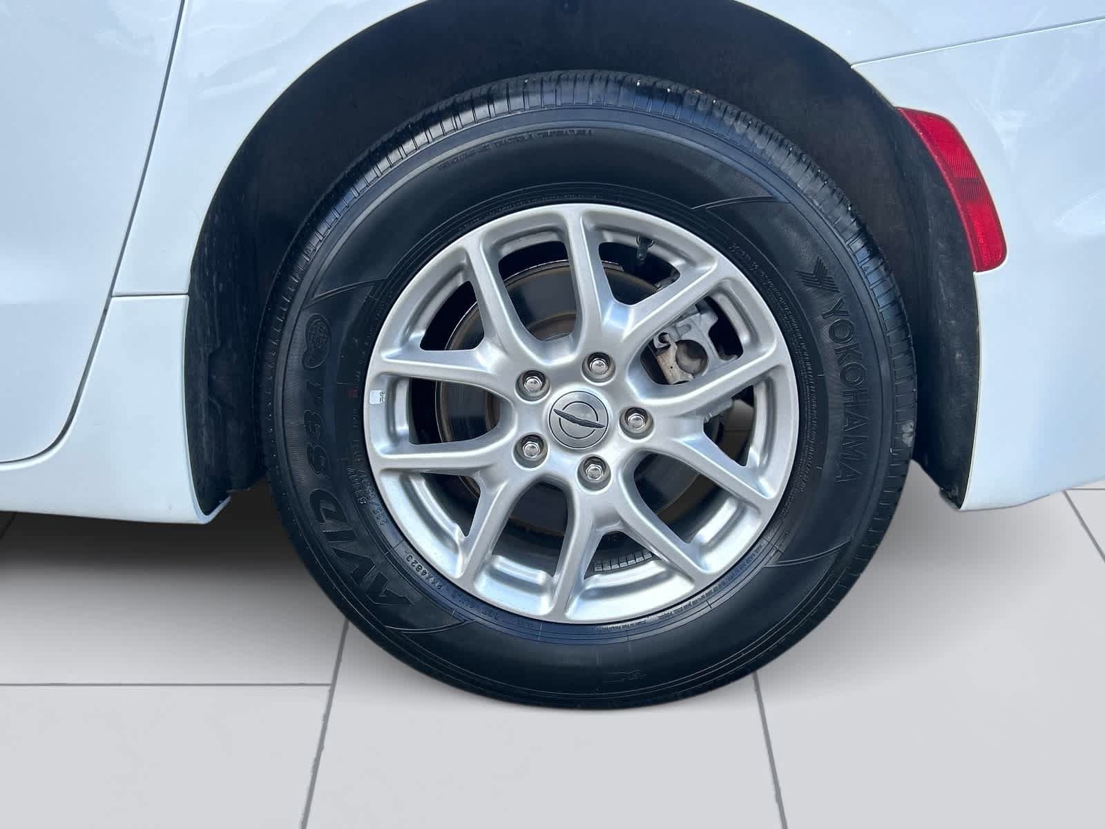 Used 2024 Chrysler Pacifica Touring-L FWD image 10