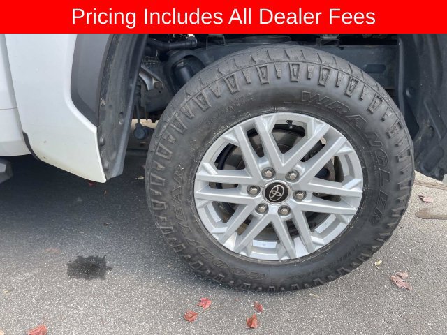 Used 2022 Toyota Tundra SR5 w/ SR5 Convenience Package AWD/4WD image 5