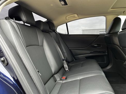 Used 2025 Lexus ES 300h w/ Premium Package image 27
