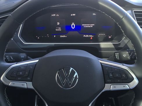 Used 2023 Volkswagen Tiguan SE R-Line AWD/4WD image 10