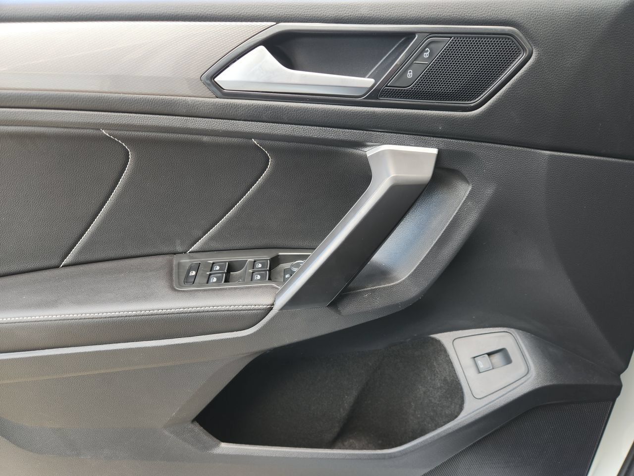 Used 2024 Volkswagen Tiguan SE FWD image 19