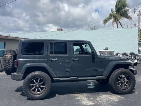 Used 2017 Jeep Wrangler Unlimited Sahara AWD/4WD image 3