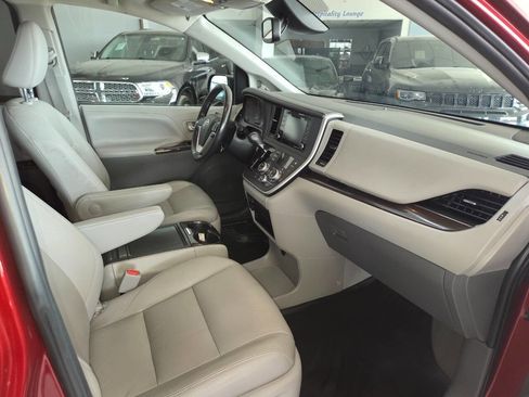 Used 2020 Toyota Sienna XLE FWD image 30