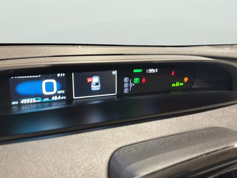 Used 2019 Toyota Prius LE w/ Preferred Accessory Package FWD image 29