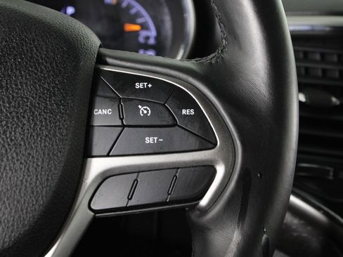 Used 2018 Jeep Grand Cherokee Laredo image 27