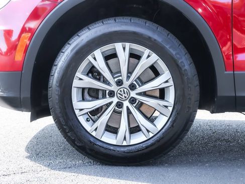 Used 2018 Volkswagen Tiguan SEL AWD/4WD image 16