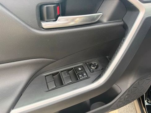 Used 2021 Toyota RAV4 XLE w/ Convenience Package AWD/4WD image 18
