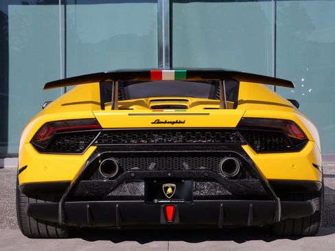 Used 2018 Lamborghini Huracan Performante image 4