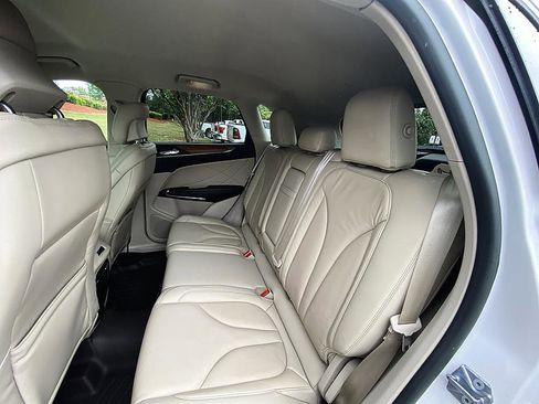 Used 2018 Lincoln MKC Select w/ Select Plus Package FWD image 12