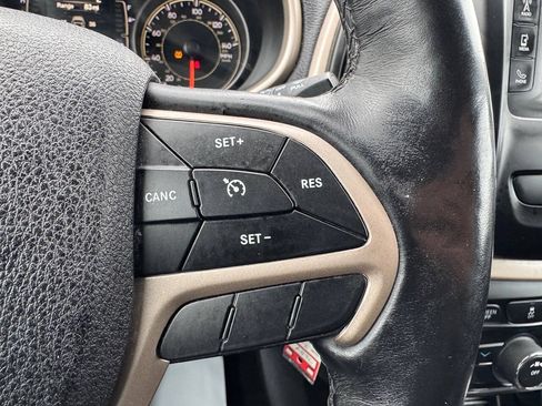 Used 2018 Jeep Cherokee Latitude w/ Altitude Package AWD/4WD image 19