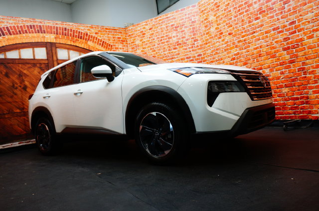 Certified 2025 Nissan Rogue SV AWD/4WD image 3
