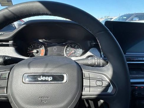 Used 2025 Jeep Compass Latitude w/ Sun & Sound Group AWD/4WD image 11