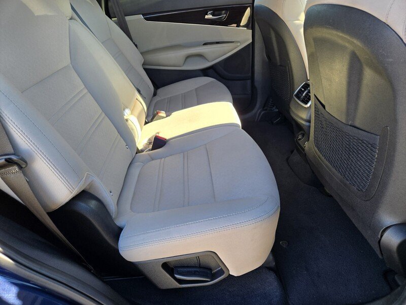 Used 2019 Kia Sorento FWD image 16
