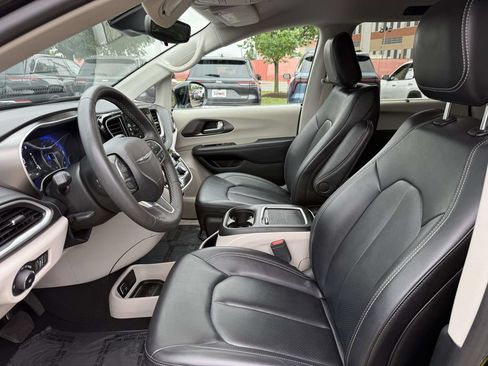 Used 2024 Chrysler Pacifica Touring-L FWD image 13