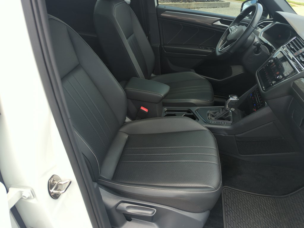 Certified 2023 Volkswagen Tiguan SE R-Line FWD image 37