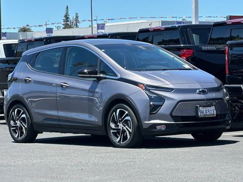 Used 2023 Chevrolet Bolt LT w/ Infotainment Package FWD image 2