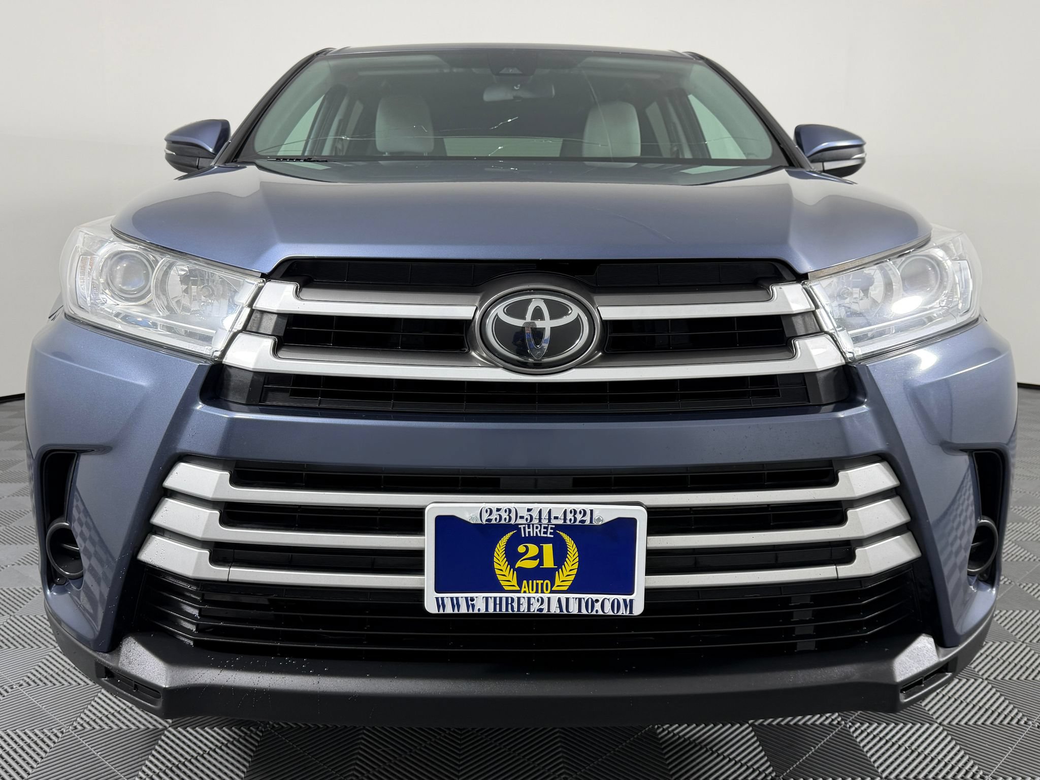 Used 2017 Toyota Highlander LE FWD image 3