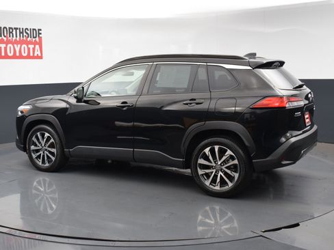 Used 2022 Toyota Corolla Cross XLE image 2