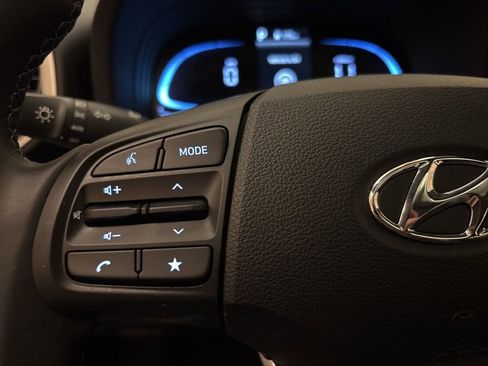 Certified 2025 Hyundai Venue SEL image 15