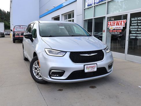 Used 2024 Chrysler Pacifica Touring-L FWD image 36