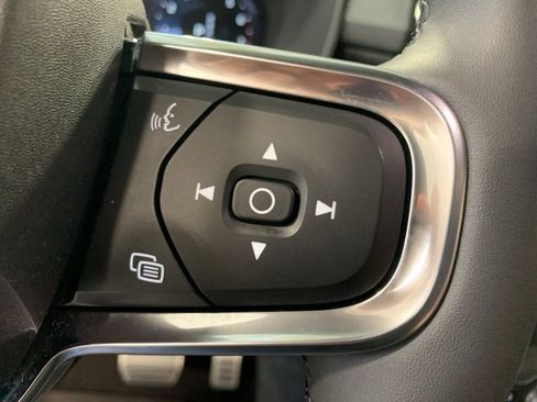 Used 2022 Volvo XC40 T5 R-Design w/ Climate Package image 22