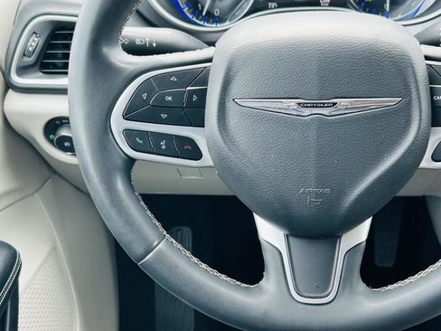Used 2022 Chrysler Pacifica Touring-L FWD image 17