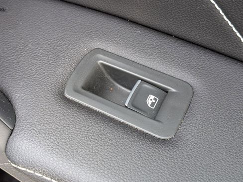 Used 2024 Volkswagen Tiguan SE R-Line image 34