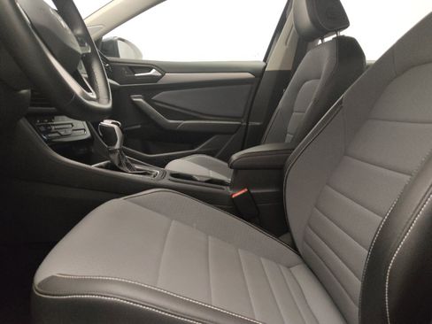 Used 2025 Volkswagen Jetta SE FWD image 17