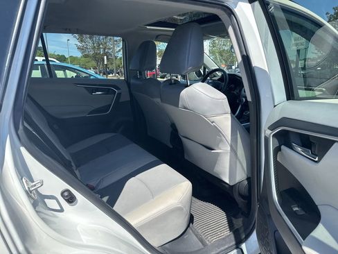 Used 2022 Toyota RAV4 XLE Premium image 6
