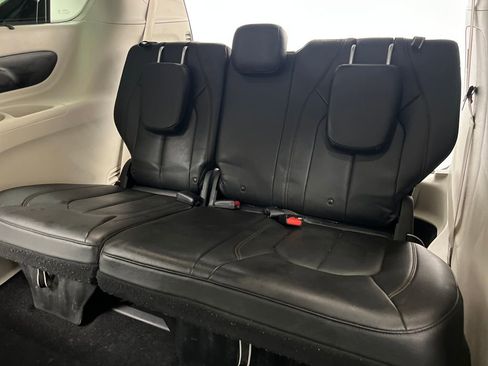 Used 2020 Chrysler Pacifica Touring-L image 36