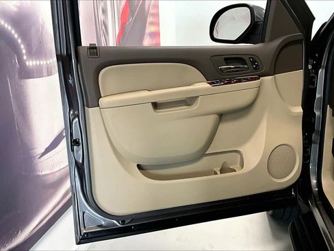 Used 2011 Chevrolet Suburban LT image 25