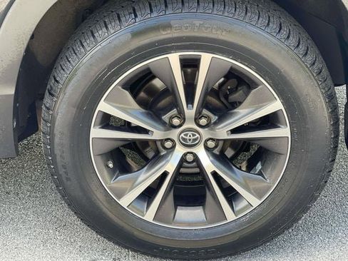 Used 2018 Toyota Highlander Plus AWD/4WD image 11