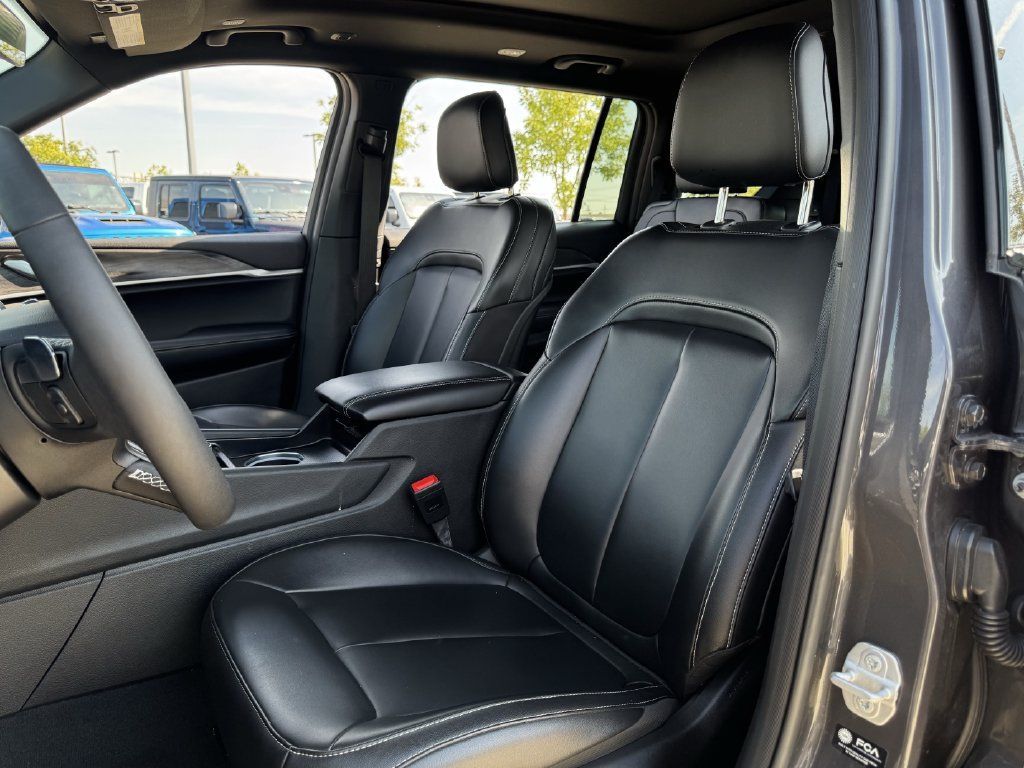 Used 2025 Jeep Grand Cherokee L Limited RWD image 24