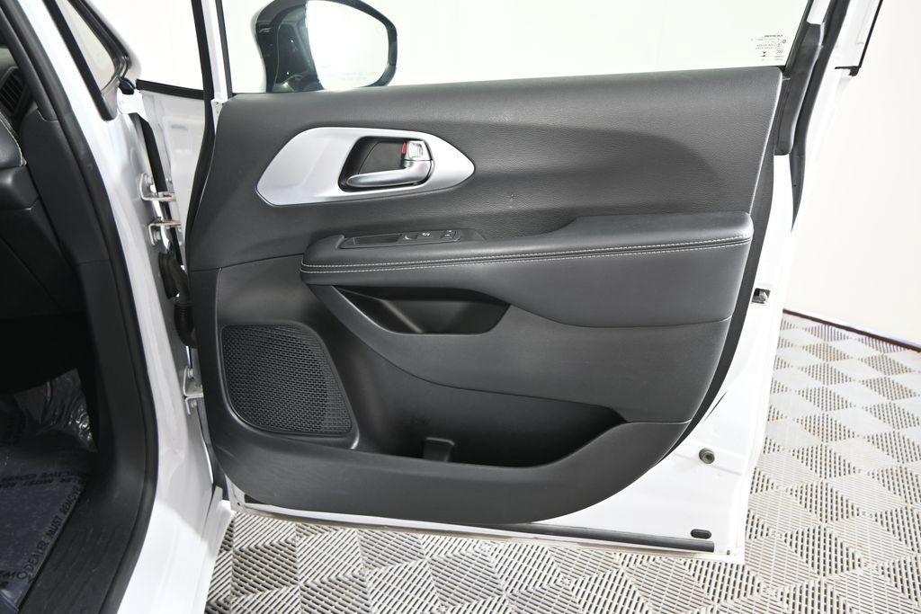 Used 2025 Chrysler Pacifica Limited FWD image 12