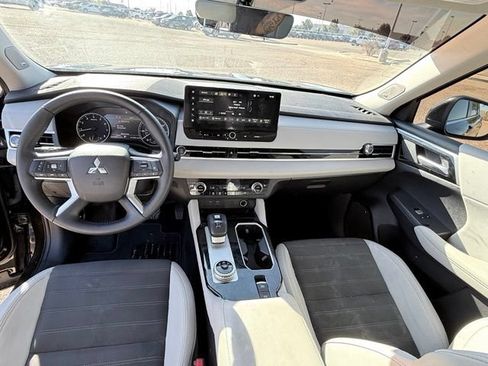 Used 2025 Mitsubishi Outlander SE FWD image 15