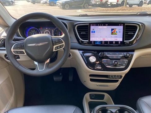 Used 2024 Chrysler Pacifica Touring-L FWD image 8