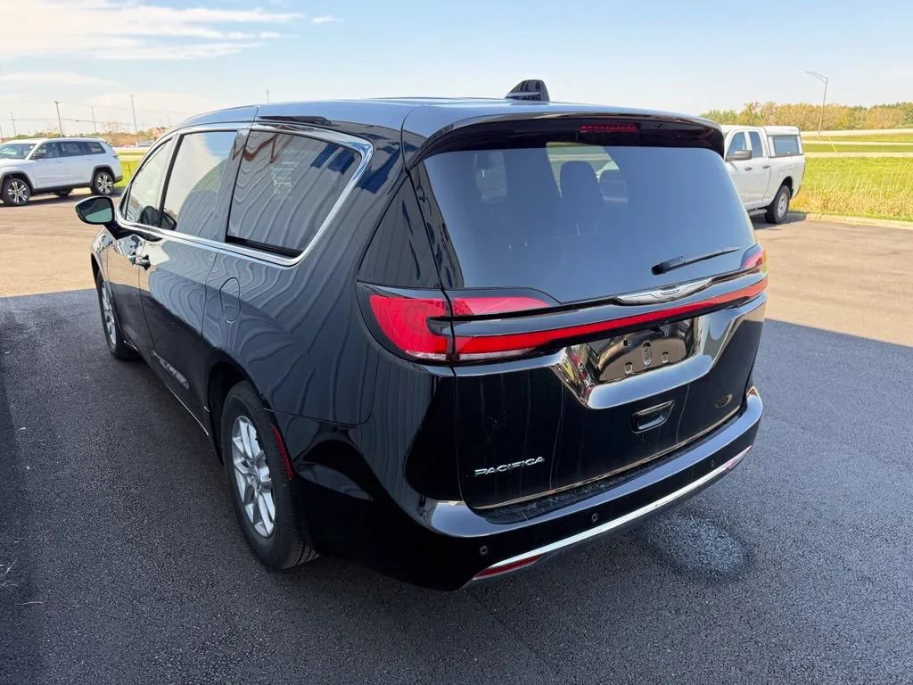 Used 2026 Chrysler Pacifica Select FWD image 6