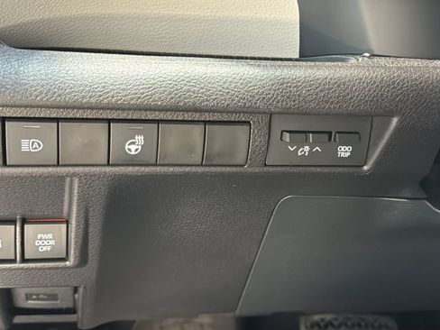 Used 2025 Toyota Sienna XLE FWD image 37