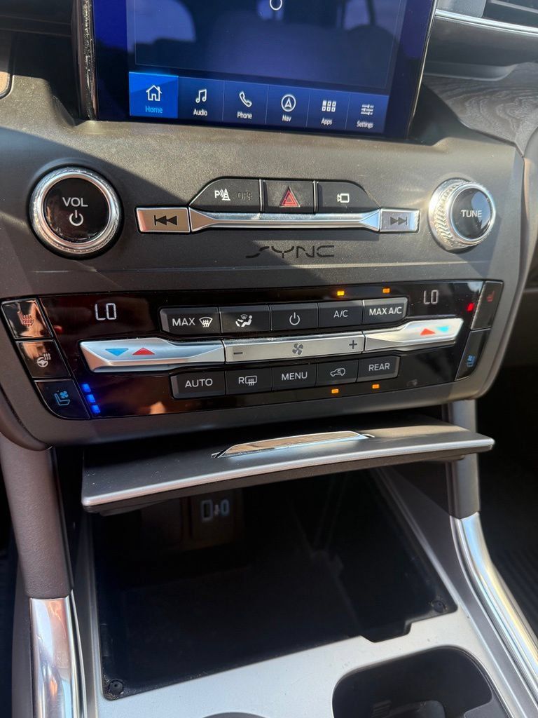 Used 2020 Ford Explorer Platinum w/ Premium Technology Package AWD/4WD image 19